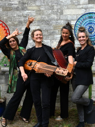 Fyra kvinnliga musiker med instrument