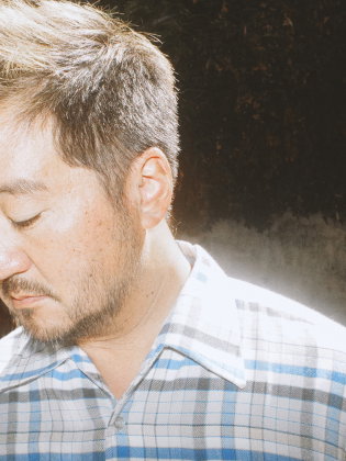 En man i rutig skjorta