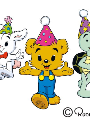 Tre tecknade figurer med partyhattar står mot en ljus bakgrund: en kanin, en björn och en sköldpadda. Figurerna ler och sträcker ut armarna i en festlig scen.