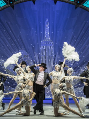 Musikalartister uppträder i glittrande kostymer.