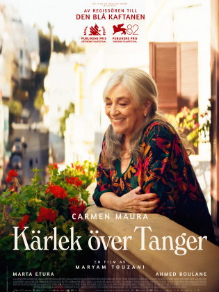En kvinna skrattar p en balkong fylld med blommor.